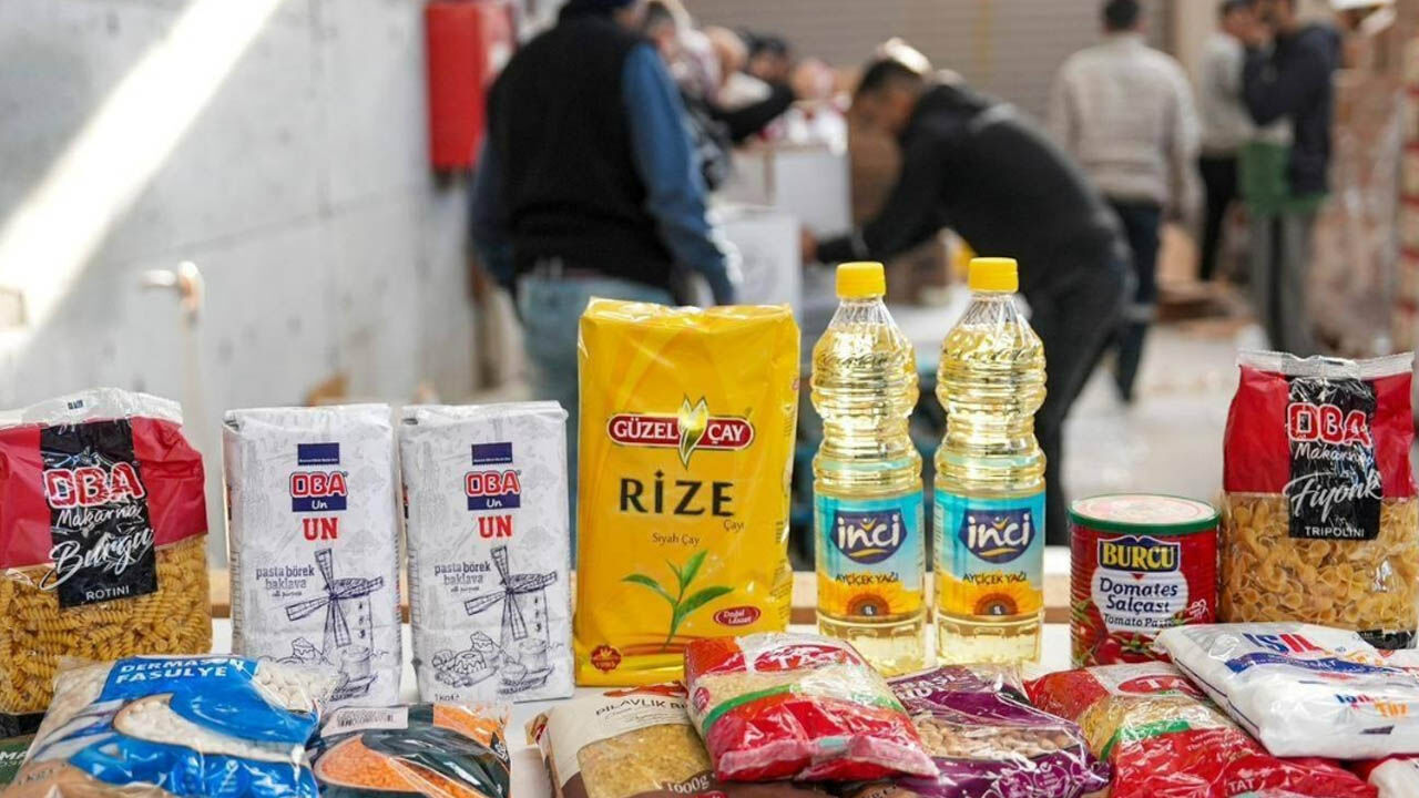 Manisa Buyuk Sehir Belediyesi Yardim Kolisi Dagitti