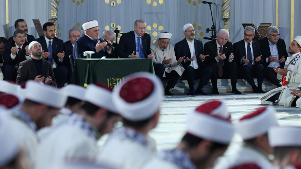 Erdogan Tilavet Yaparken Cekilen Foto