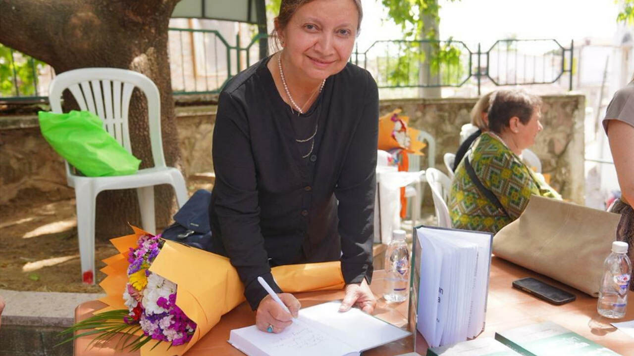 Ayse Hafizovic Insanligin Yaninda Kitap Imza