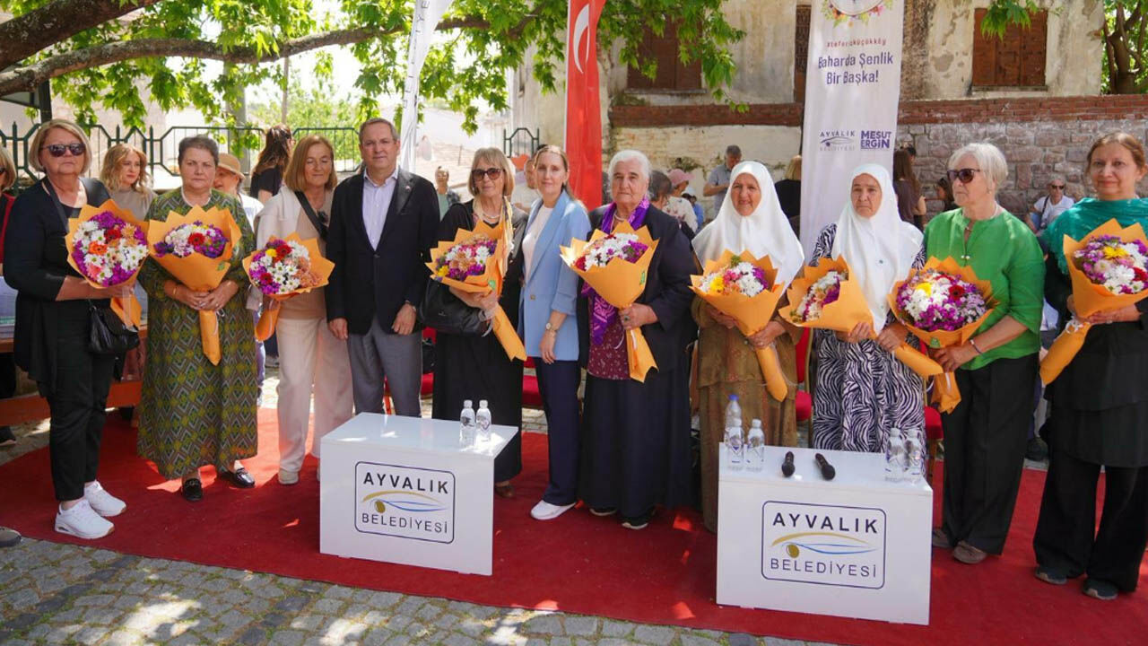 Küçükköy’de Srebrenitsa Anneleri Derneği Başkanı Munira Subašić ve Ayvalık Belediye Başkanı Mesut Ergin.