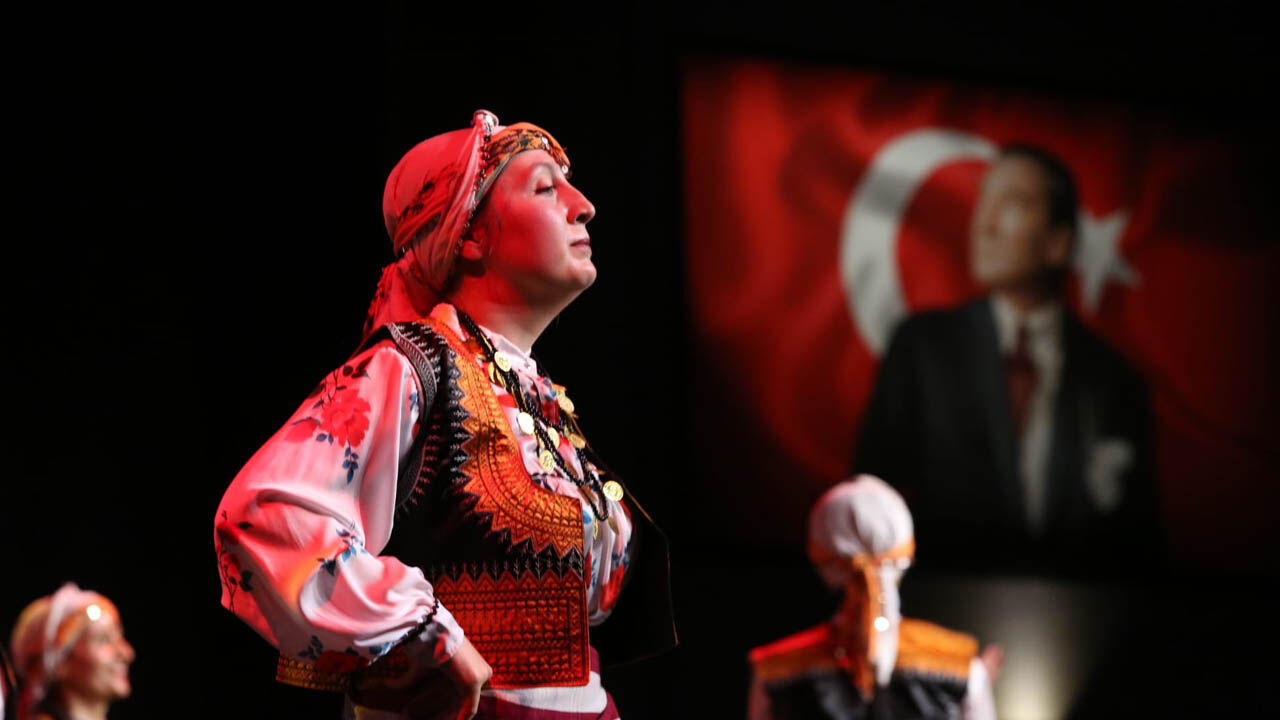 "Halk oyunları eğitmeni Erkan Aydoğmuş yönetimindeki İSMEK ekibinden bir kursiyer sahnede dans ediyor."