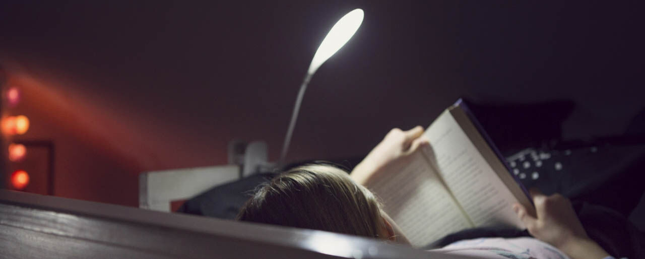 Kitap okumak, telefon ekranından uzaklaşıp tek bir konuya odaklanmak için iyi bir seçenek oluyor.